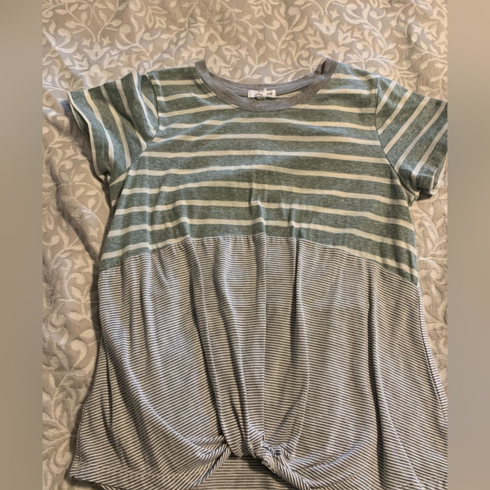 Eyeshadow shirt size medium